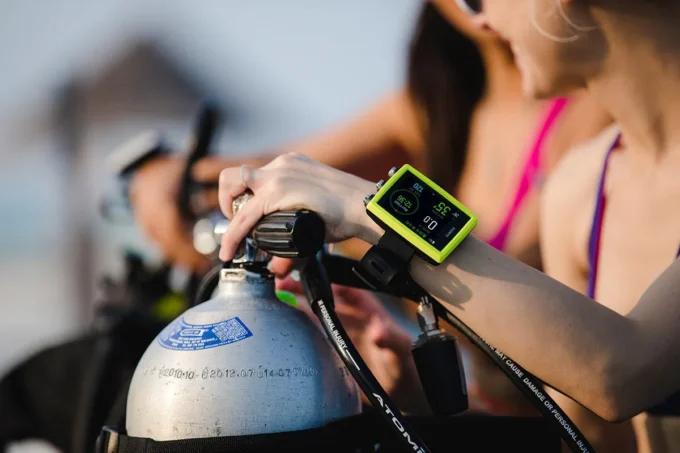 Ordenador de buceo Suunto EON Core blanco con pantalla a color y números grandes Ordenador de buceo Suunto EON Core blanco con pantalla a color y números grandes