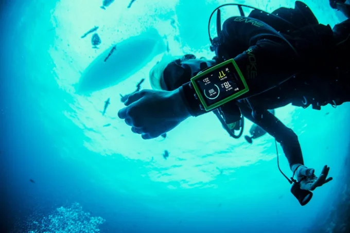 Ordenador de buceo Suunto EON Core blanco con pantalla a color y números grandes Ordenador de buceo Suunto EON Core blanco con pantalla a color y números grandes